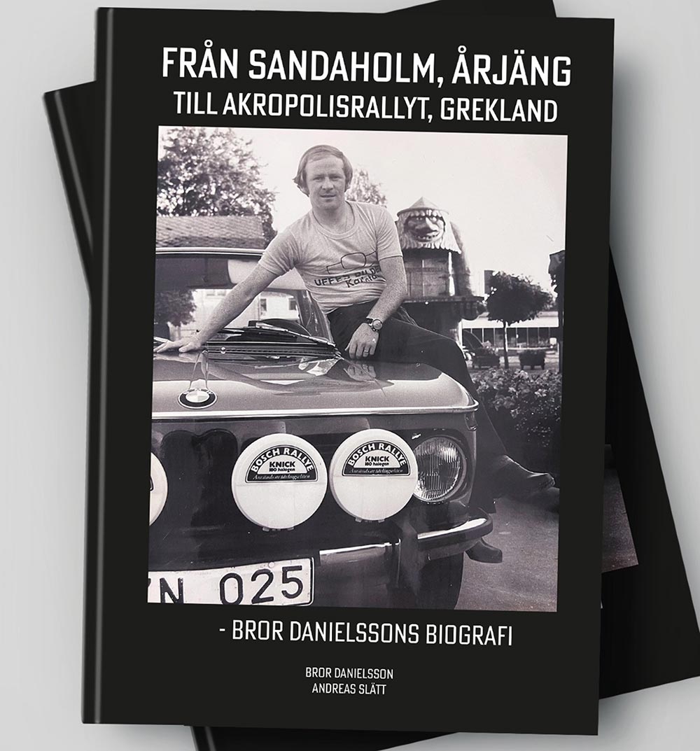 En svart bok med ett svartvitt fotografi på en man som sitter på framluckan av en bil